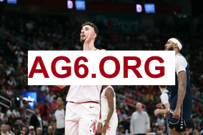 美媒晒斯图尔特打架照片：他甚至懒得解开膝盖上的冰敷绷带